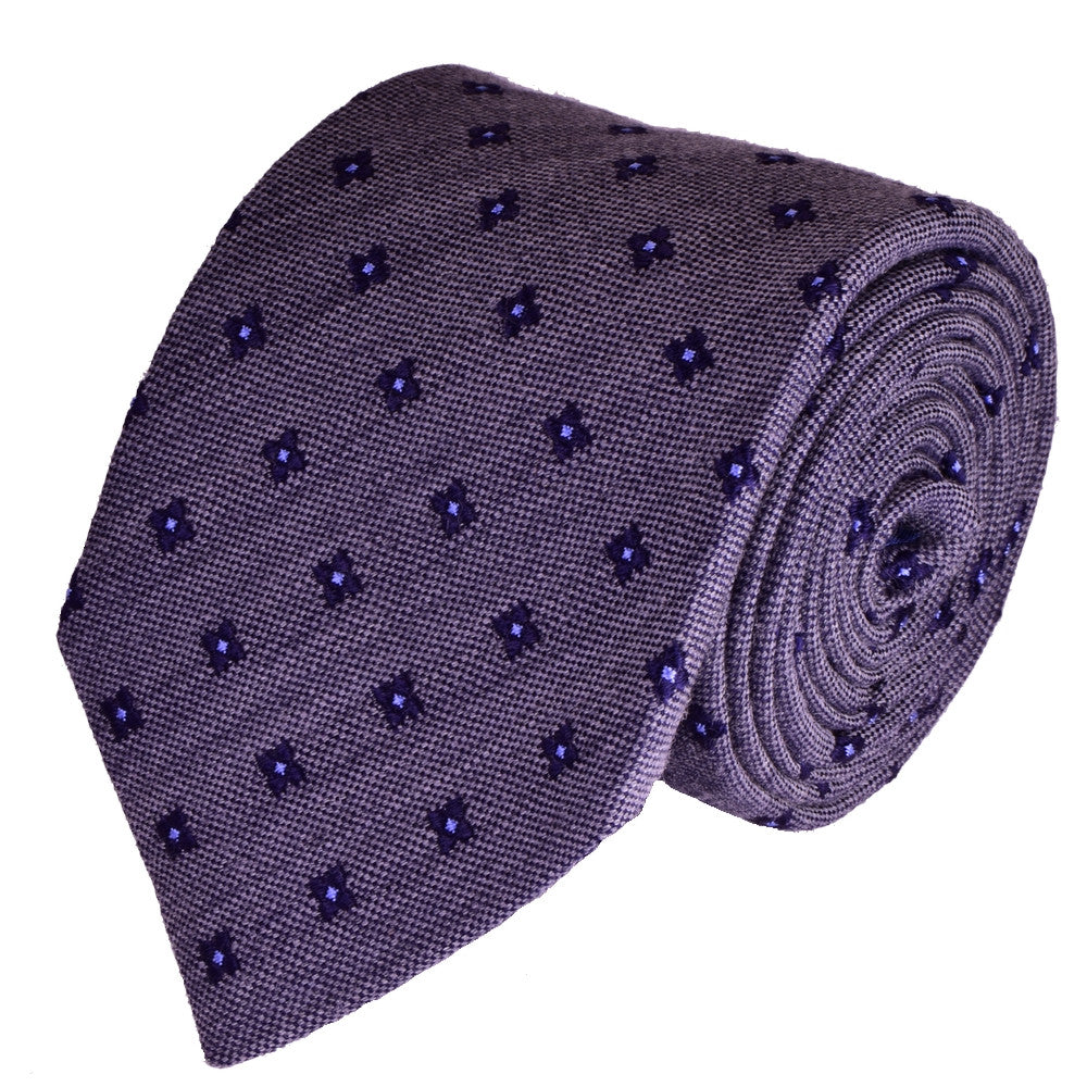 KYMBERLY-GREY, WOOL NECKTIE HANDMADE IN ITALY, BLACK-CURRANT AND MEDIUM PURPLE FLOWER MOTIFS - BASKETWEAVE FABRIC - CRAVATTA IN LANA FATTA A MANO IN ITALIA, GRIGIO KIMBERLY, MOTIVI FLOREALI RIBES E AZZURRO/VIOLA, FINITURA A CANESTRO - TIESHOPROME 